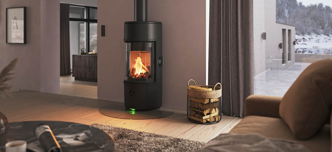 Moderni huone, jossa on pieni musta Jøtul F 171 -puuhella, puuterivioleet seinät ja luminen vuoristonäköala