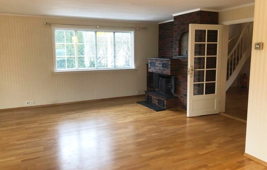 Ennen-kuvia olohuoneesta, jossa iso vanha takka