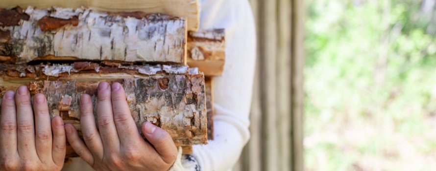 Tyttö kantaa polttopuita