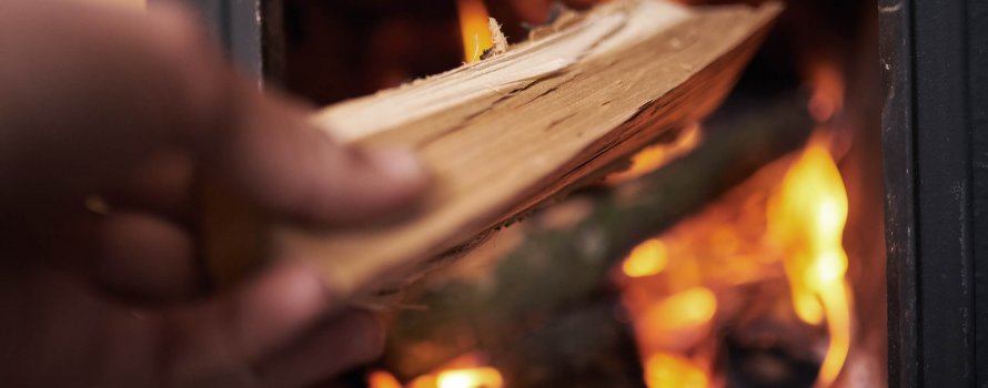 Käsin kiinnitys takkaan