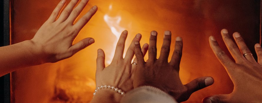 Kädet lämpenevät takalla