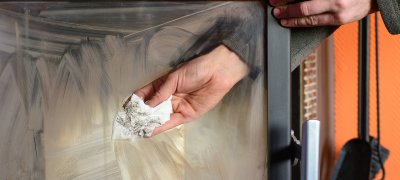 Lasiluukun puhdistaminen