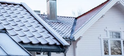 Valkoinen talo savupiipulla