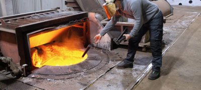 Mies kierrättää Jøtul -tuotteita