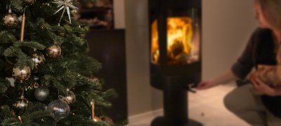 Tyttö ampuu takassa