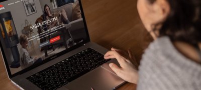 Nainen etsii takkaa verkossa