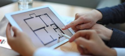 Kädet osoittavat iPadia Jøtul-luettelolla