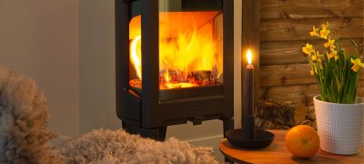 Jøtul F 163 musta puuhella pääsiäissisustettuna