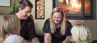 Norjalainen perhe takan edessä Jøtul I 620 FR