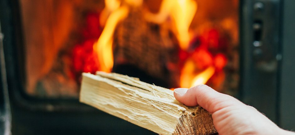 Käsi kiinnitetään takkaan