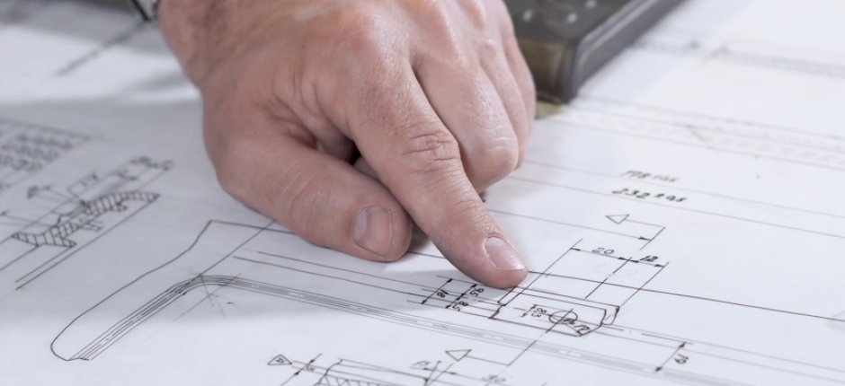 Käsi osoittaa Jøtul -prosessipiirroksia