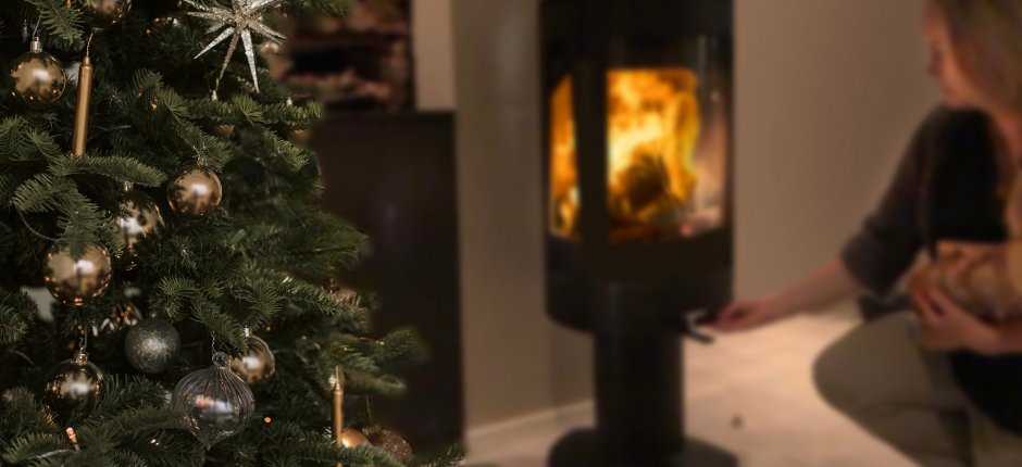 Tyttö ampuu takassa