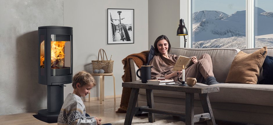 Jøtul F 373 Ennakko olohuoneessa norjalaisessa mökissä