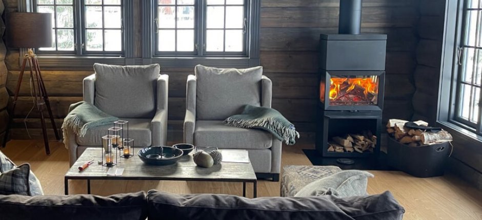 Jøtul F 520 HT sort vedovn i moderne norsk hytte