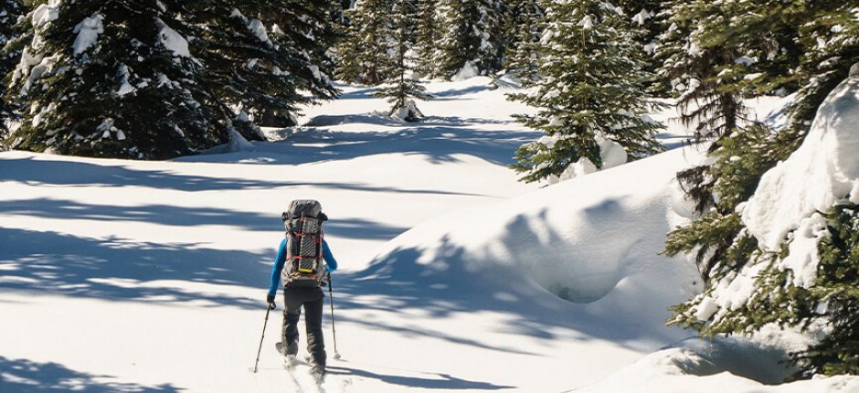 Mann går på ski i norsk natur
