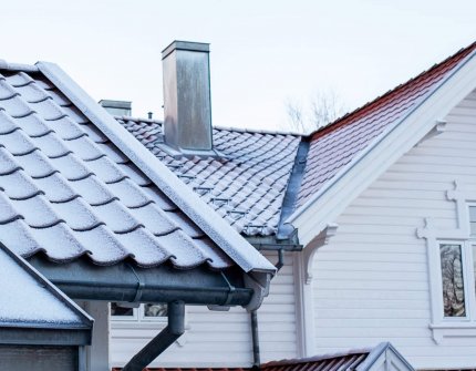 Valkoinen talo savupiipulla