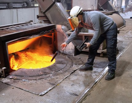 Mies kierrättää Jøtul -tuotteita