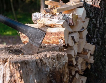 Kirves pilkkoo polttopuita