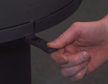 Käsi, joka säätelee tulisijan ilmansyöttöä