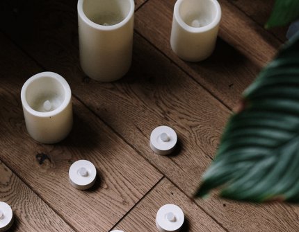 Valkoiset LED-valot ruskealla lattialla