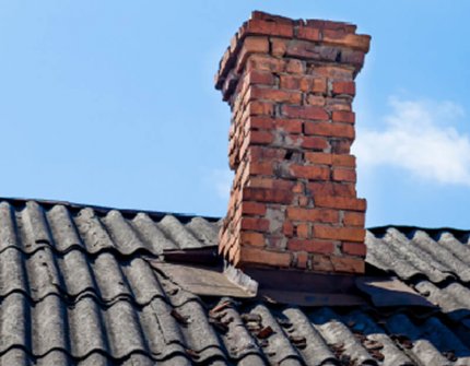 Vanha tiili tiiliputki