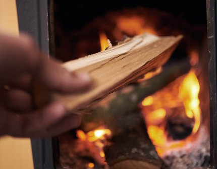 Käsin kiinnitys takkaan