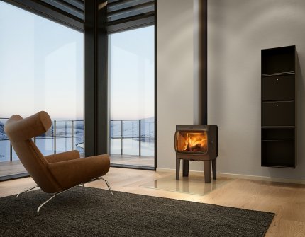 Jøtul F 305 LL musta puuhella neljällä jalalla modernissa olohuoneessa