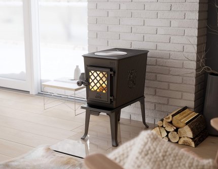 Jøtul F 602 ECO pieni puuhella ja liesi modernissa olohuoneessa