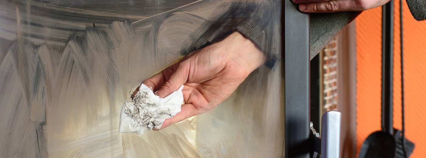 Lasiluukun puhdistaminen