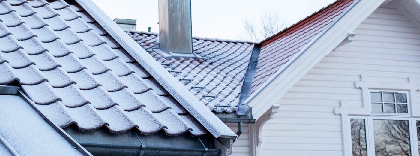 Valkoinen talo savupiipulla