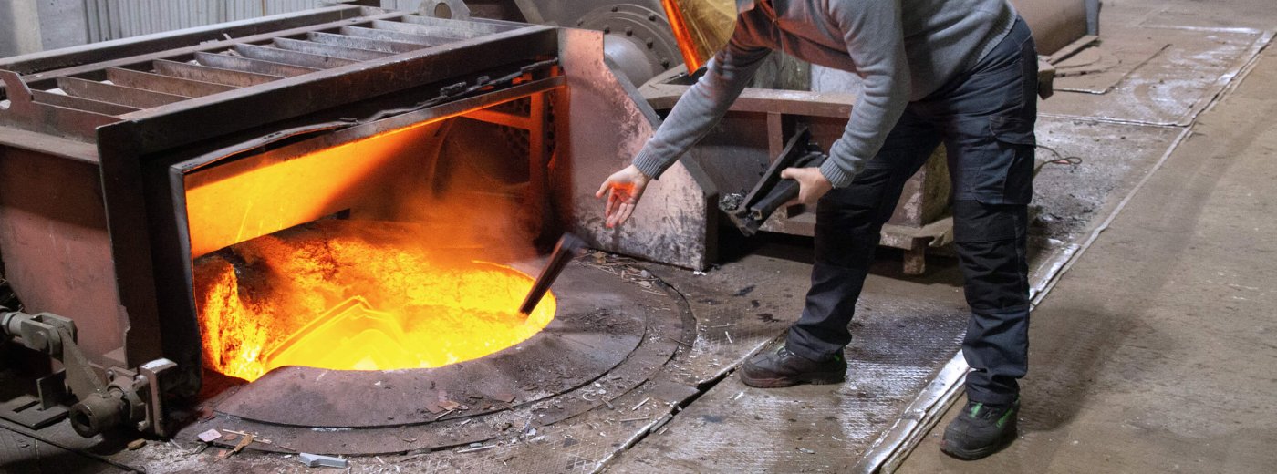 Mies kierrättää Jøtul -tuotteita