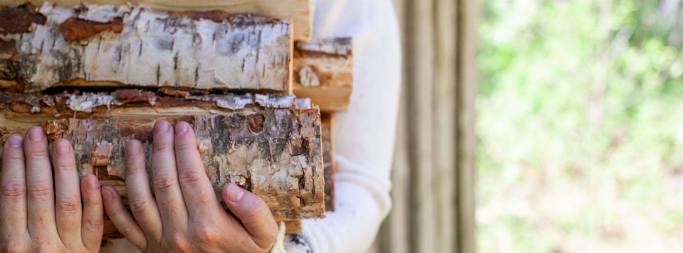 Tyttö kantaa polttopuita