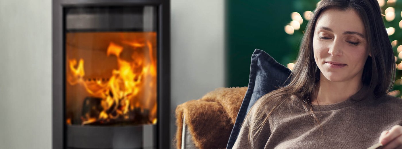 Jøtul F 373 Advance olohuoneessa äidin ja hänen poikansa kanssa