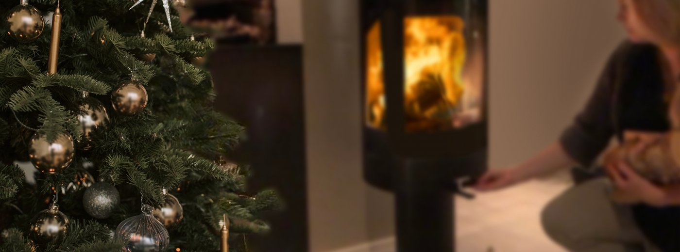 Tyttö ampuu takassa