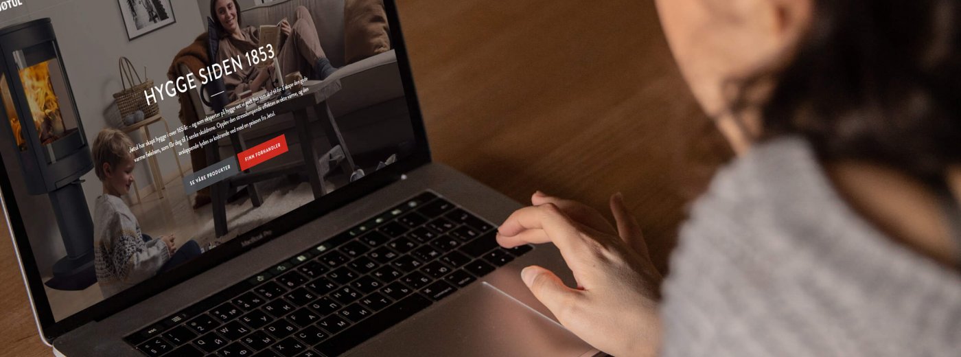 Nainen etsii takkaa verkossa