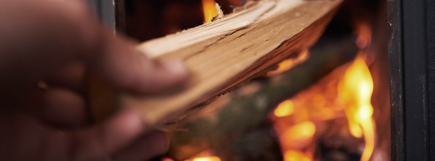 Käsin kiinnitys takkaan