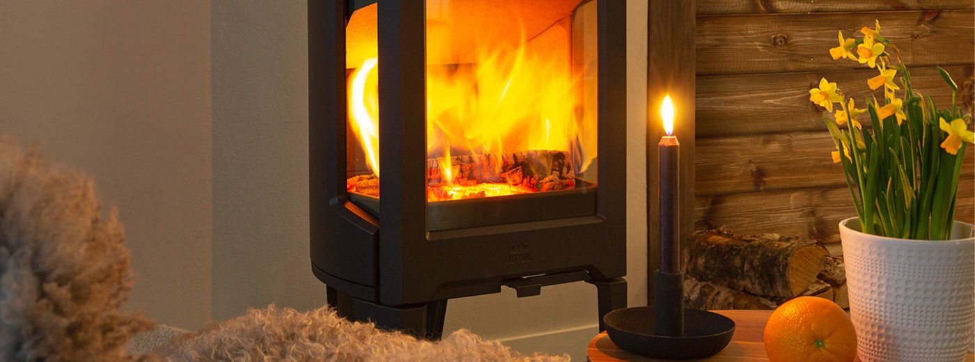Jøtul F 163 musta puuhella pääsiäissisustettuna