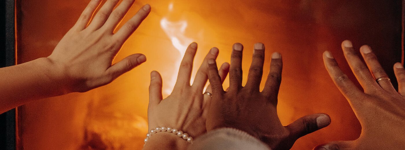 Kädet lämpenevät takalla