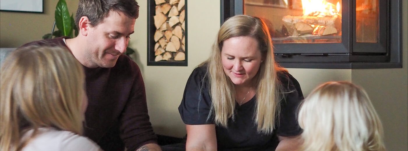 Norjalainen perhe takan edessä Jøtul I 620 FR