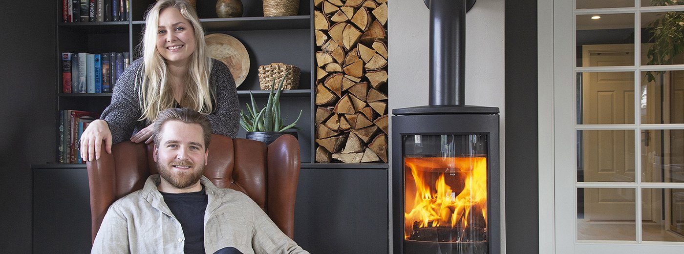 Mies ja nainen Jøtul F 373 Advance -puukiukaan edessä