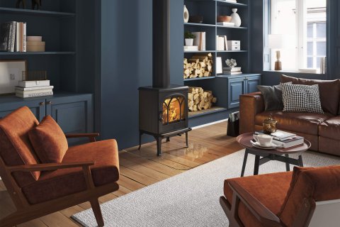 Jøtul F 200 musta puuhella sinisen seinän edessä